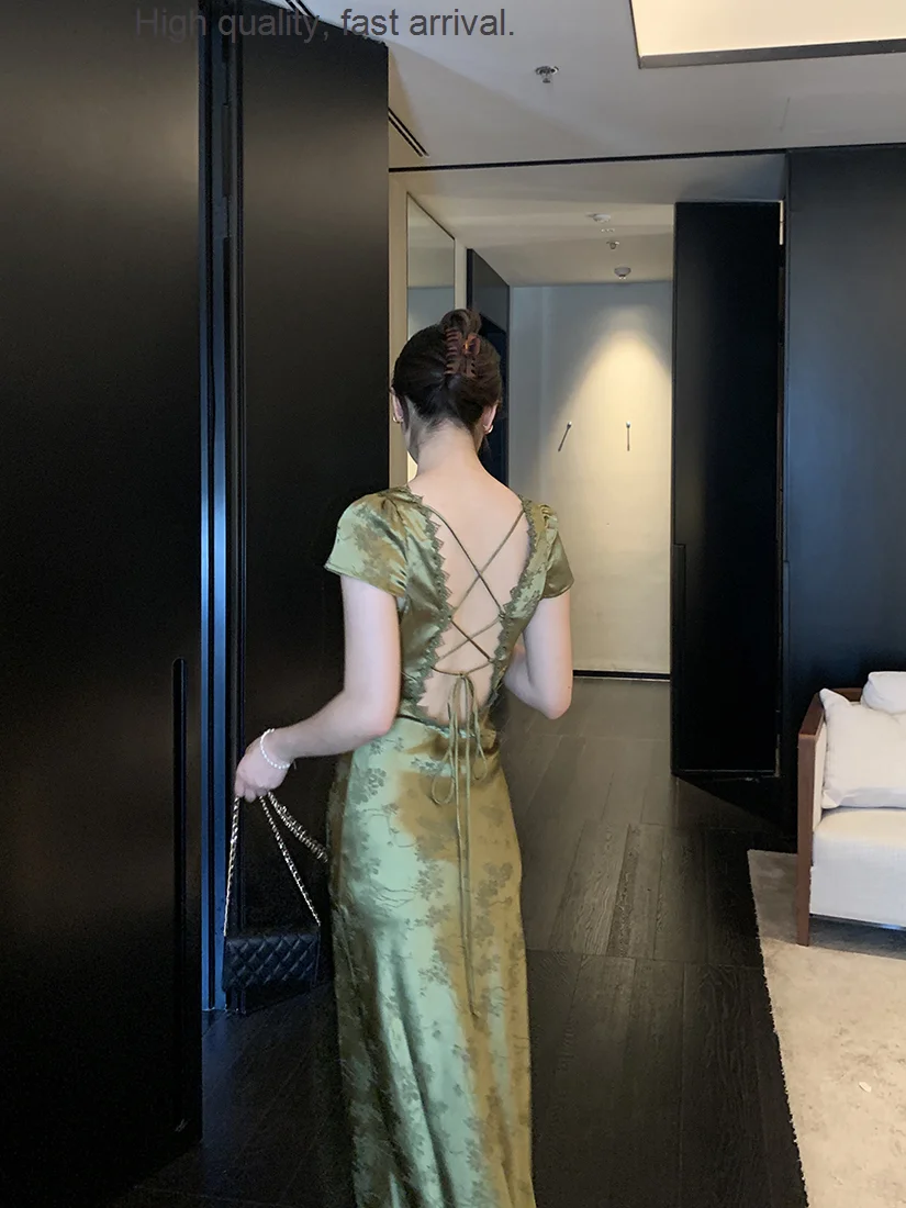 

Женское атласное жаккардовое платье с открытой спиной и V-образным вырезом