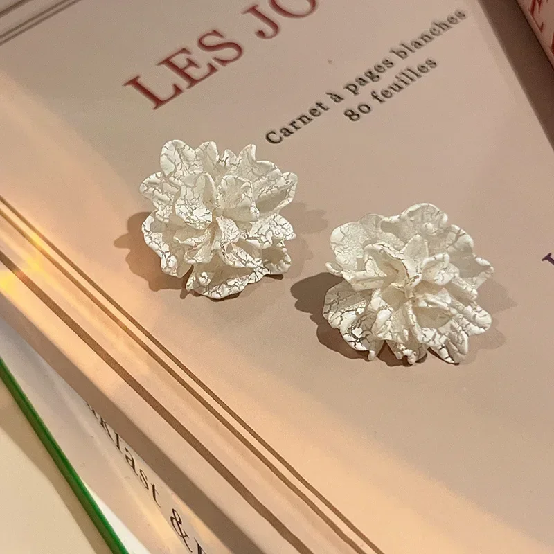 Elegant White Flower Stud Earrings - Unique Design Jewelry