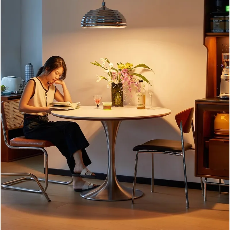 שולחן אוכל עגול בסגנון וינטאג' נורדי מפנק ומרגיע, שולחן אוכל מפנק למטבח, רהיטי בית