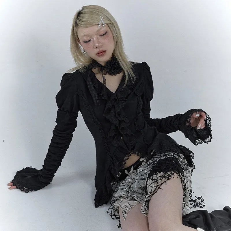 Karrcat 고딕 블랙 레이스 셔츠, 어두운 미적, 불규칙한 블라우스, 야마모토 스타일 그런지 플레어 슬리브, V넥 셔츠, 빈티지 Y2k 이모
