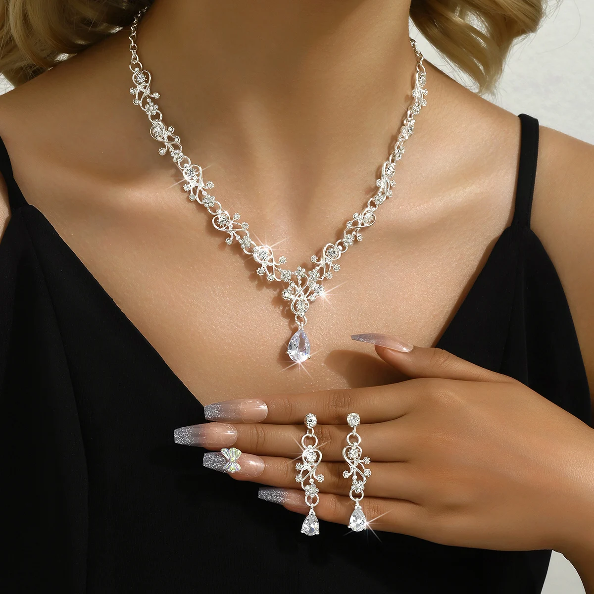 طقم إكسسوار ناعم بتفاصيل متدلية