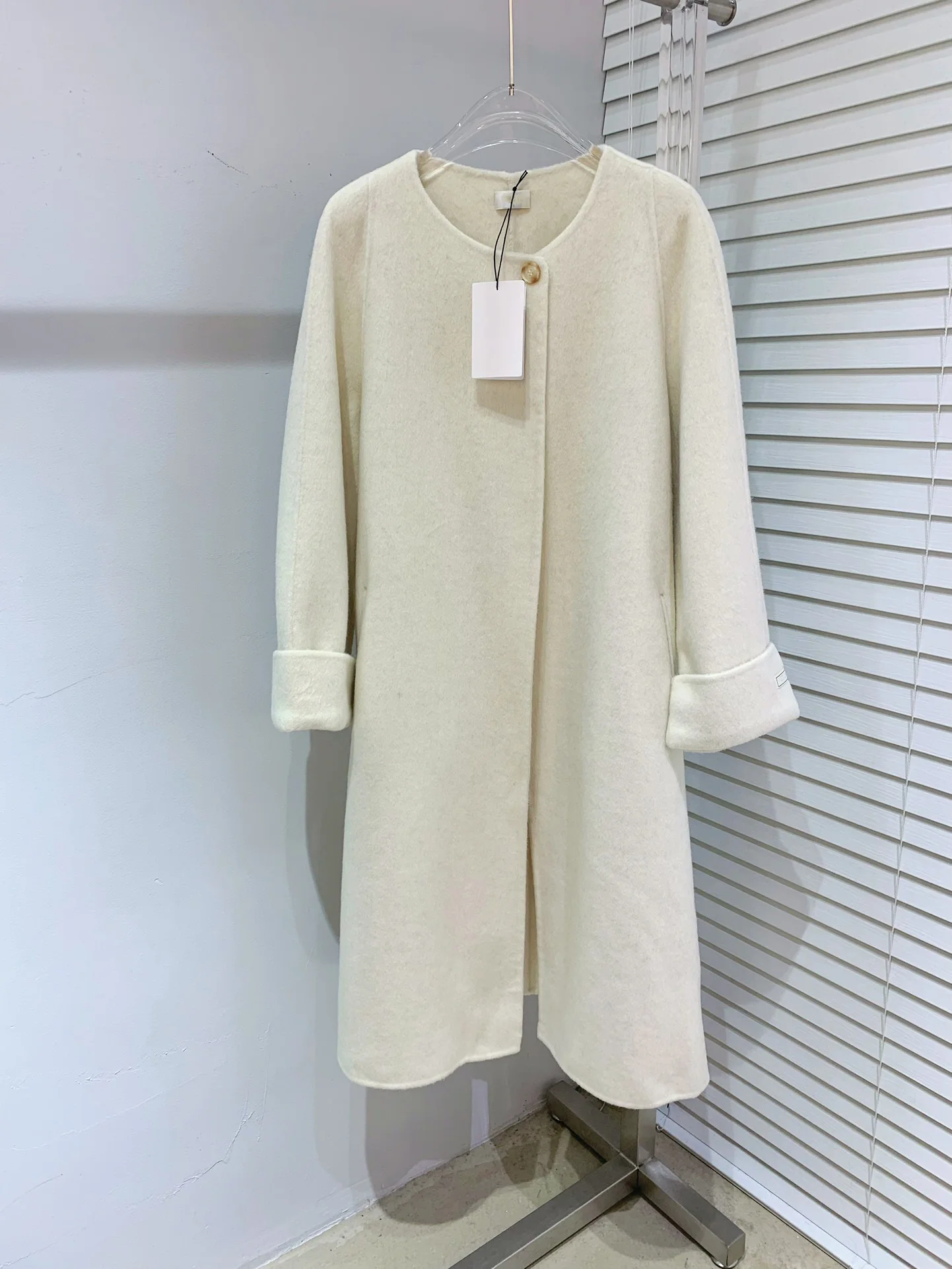 

2023 Early autumn new, round collar one button wool coat, 100% wool, warm skin, elegant temperament