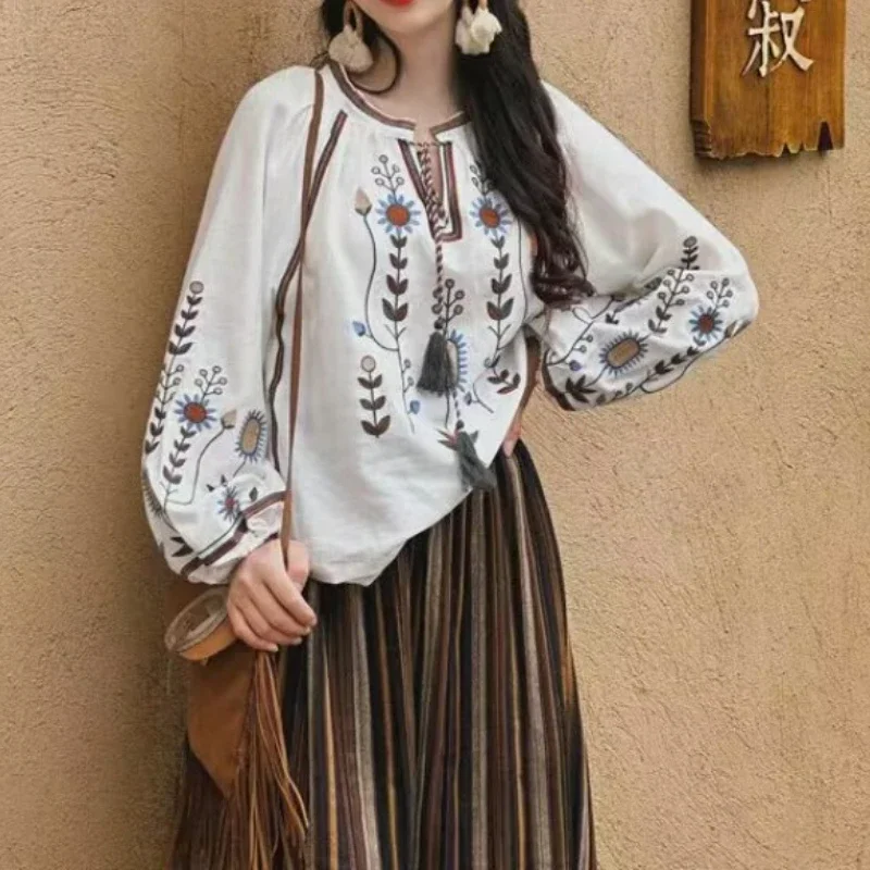 Blouses Women 2024 Spring Autumn National Style Retro Art Loose Embroidered Round Neck Vintage Pullover Shirt Casual Top