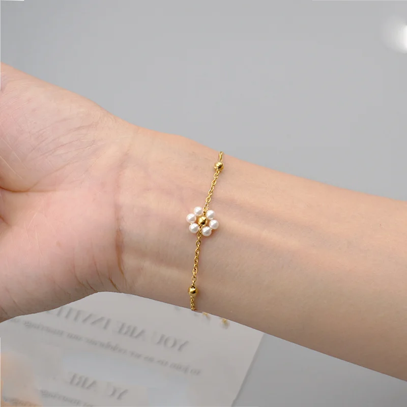 Edelstahl-Armband mit Imitationsperle und Blumenmuster für Damen, schlichter Vintage-Sommerschmuck, niedliches, zierliches, vergoldetes Armband