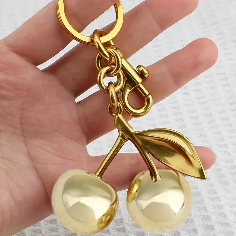 Goldener Kirsch-Schlüsselanhänger-Charm – glänzendes Taschenzubehör aus Kunstharz und Metall, elegantes Geschenk für Frauen, Geldbörse oder Handtaschendekoration