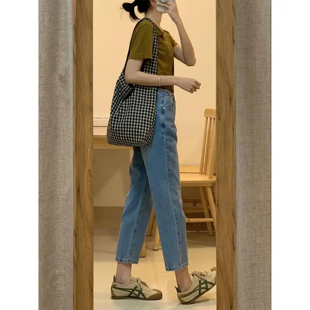 여름의 밝은 색상의 높은 허리 스트레이트 청바지