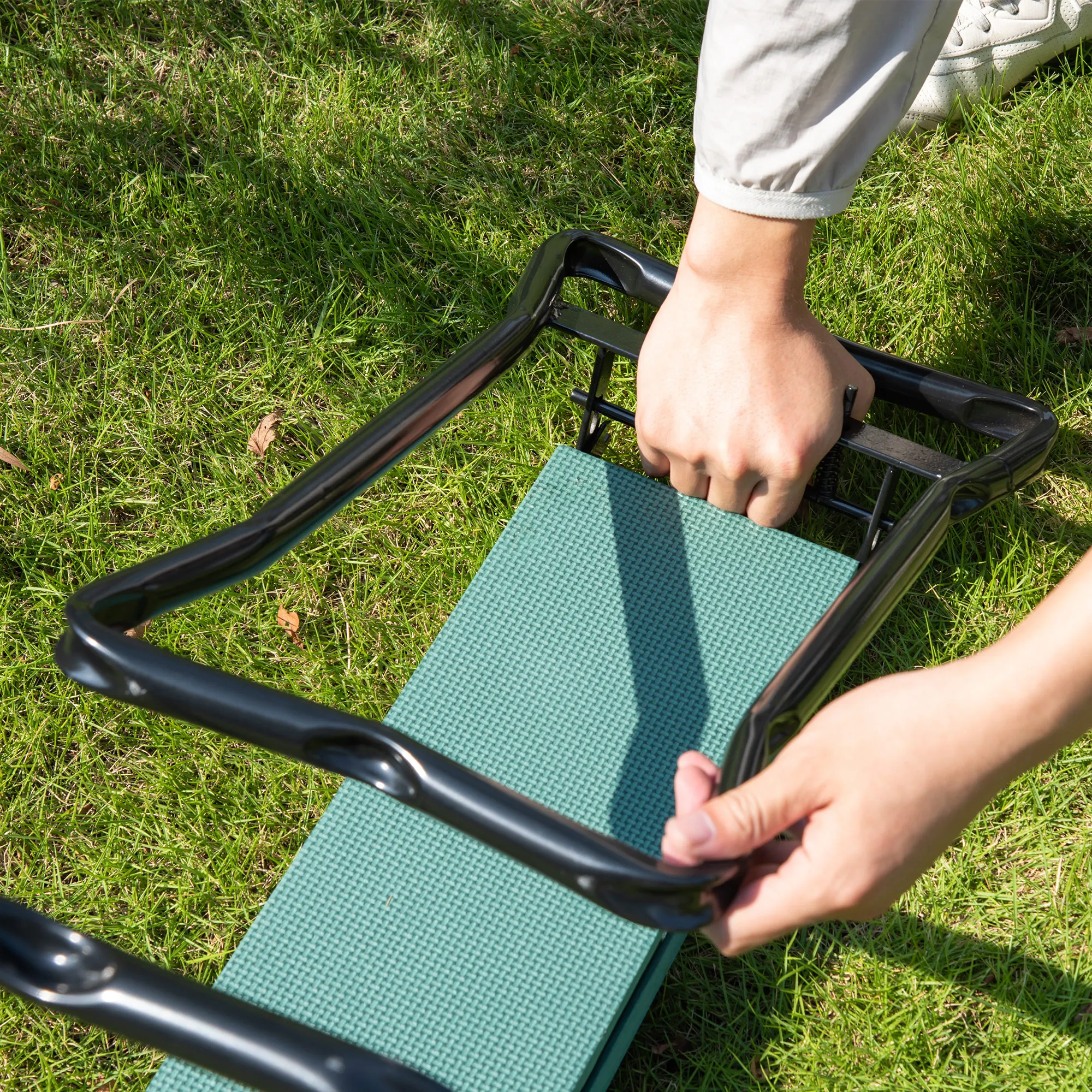 Knielende Bank für die Gartenarbeit, klappbarer Gartenhocker, Kniestütze bis 150 kg, EVA-Schaum, Stahl, Dunkelgrün, 58 x 28 x 49 cm – Detail 8