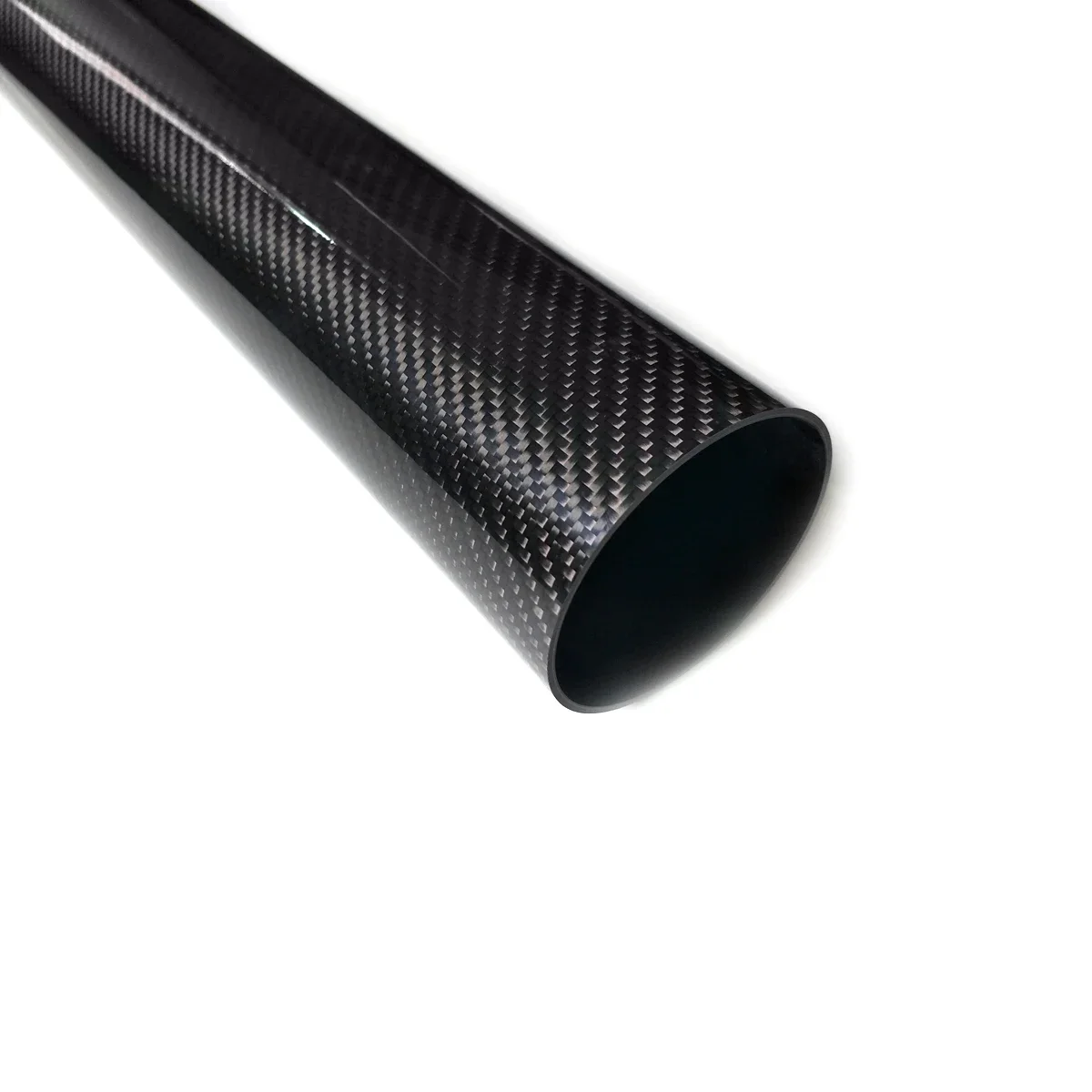 Tube en fibre de carbone brillant 80x76mm 500mm pour modèle réduit RC, avec reflets lumineux sur la surface.