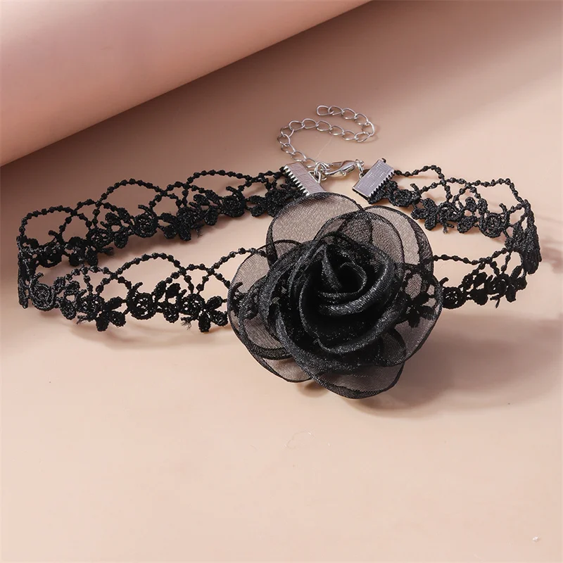Collana girocollo in pizzo nero con nastro di velluto, stile