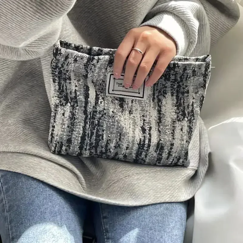 Cosmetic Bag Cute Black and White Elegant Jacquard Canvas Artistic Retro Elegant Flower Convenient Clutch make up bag