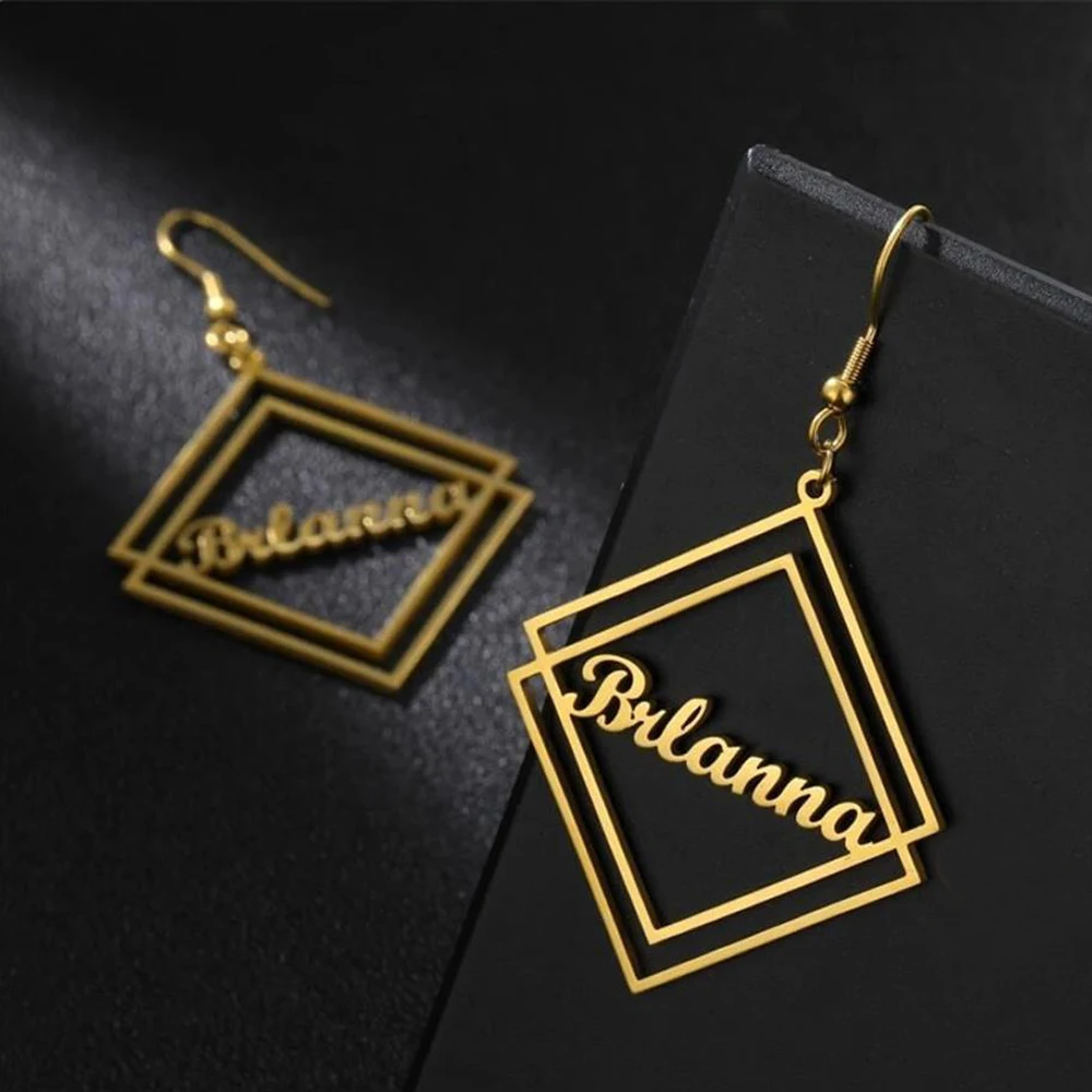 Характерные серьги с буквенным именем