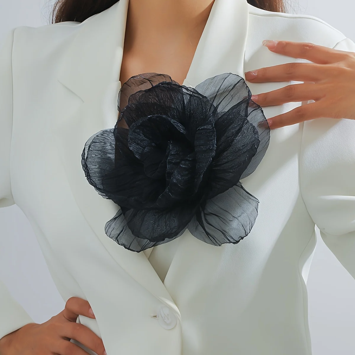 Stylish and Elegant Handmade Lace Flower Brooch, Vintage French Style, Suitable for Women's Everyday Wear, The Perfect Gift