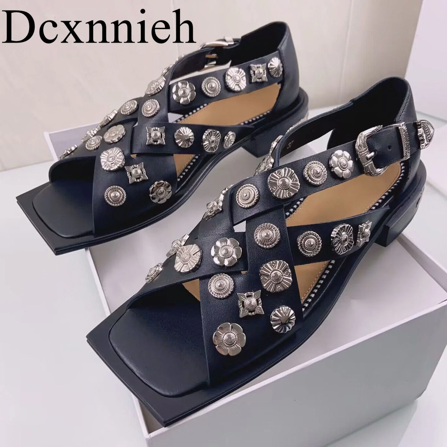 

Summer New Personalized Square Head Leather Flat Shoes with Rivet Decoration Beach Vacation Women's Vintage Roman Sandals 2023