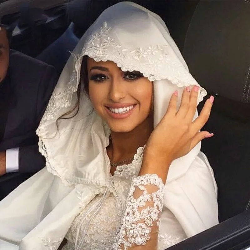 

Vintage Arab Robe Wedding Cloak With Hat Appliques Lace Floor Length Dubai Islamic Kaftan Saudi Bridal Wedding jacket Cape