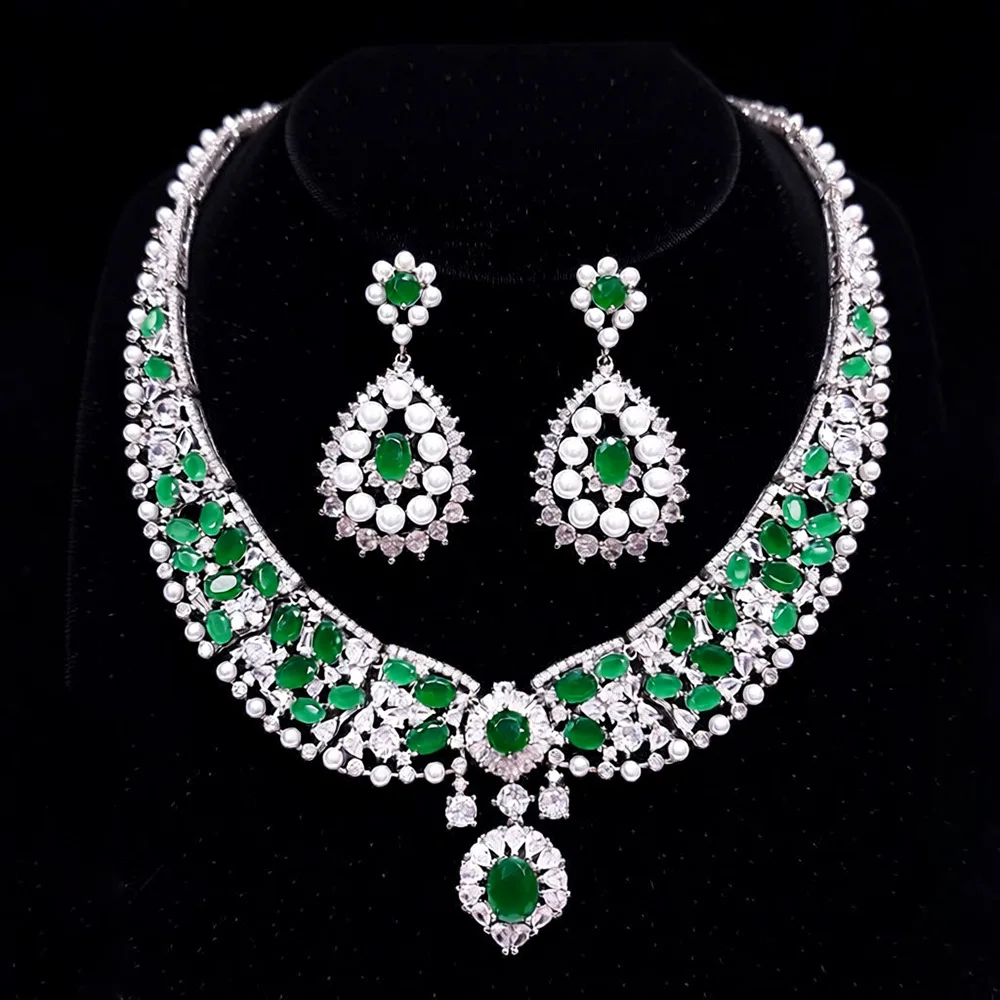 طقم مجوهرات وردي فاخر مرصّع باللؤلؤ والكريستال