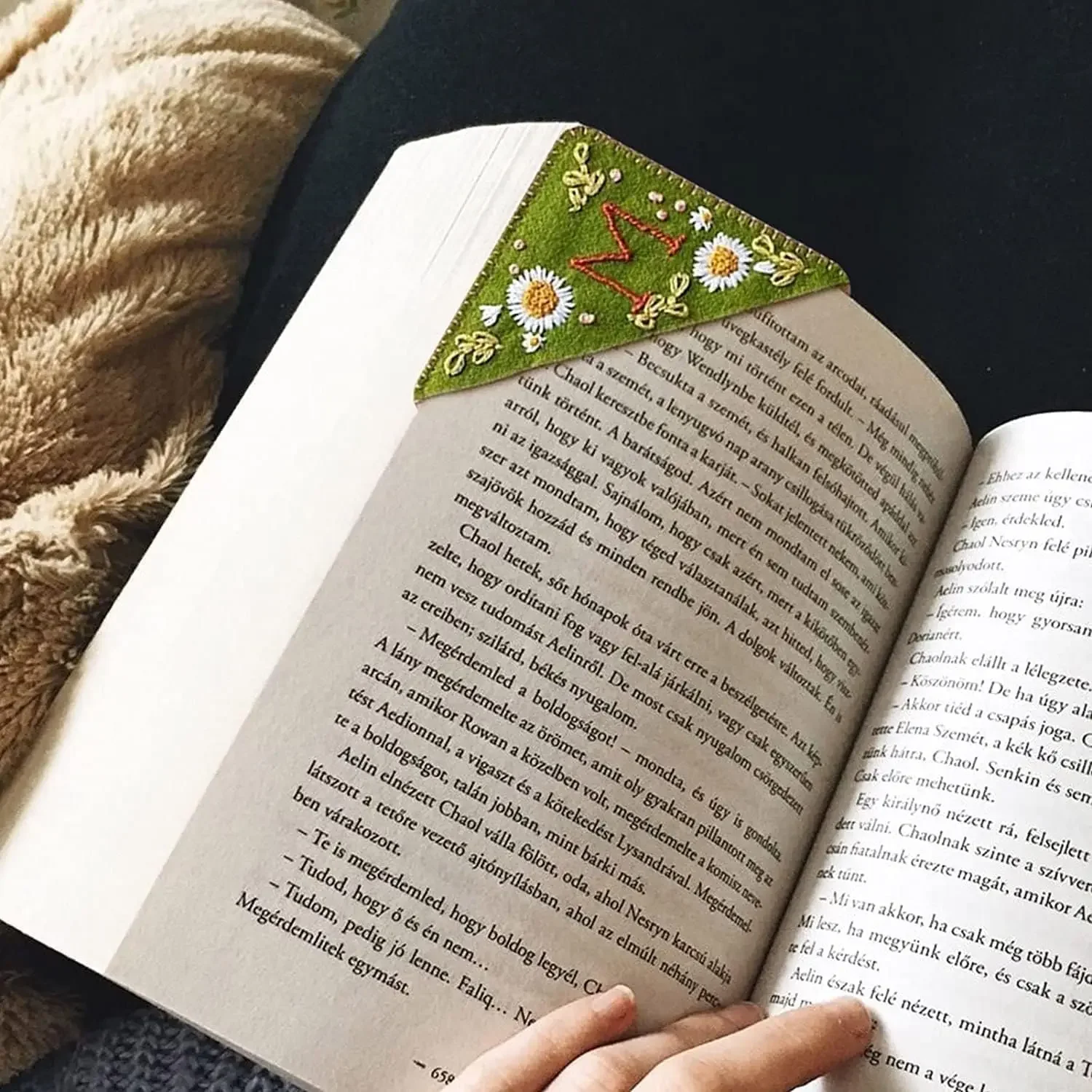 Personalized Hand Embroidered Corner Bookmark, 26 Letters Cute Flower Embroidered Corner Bookmark Clip for Book Lovers