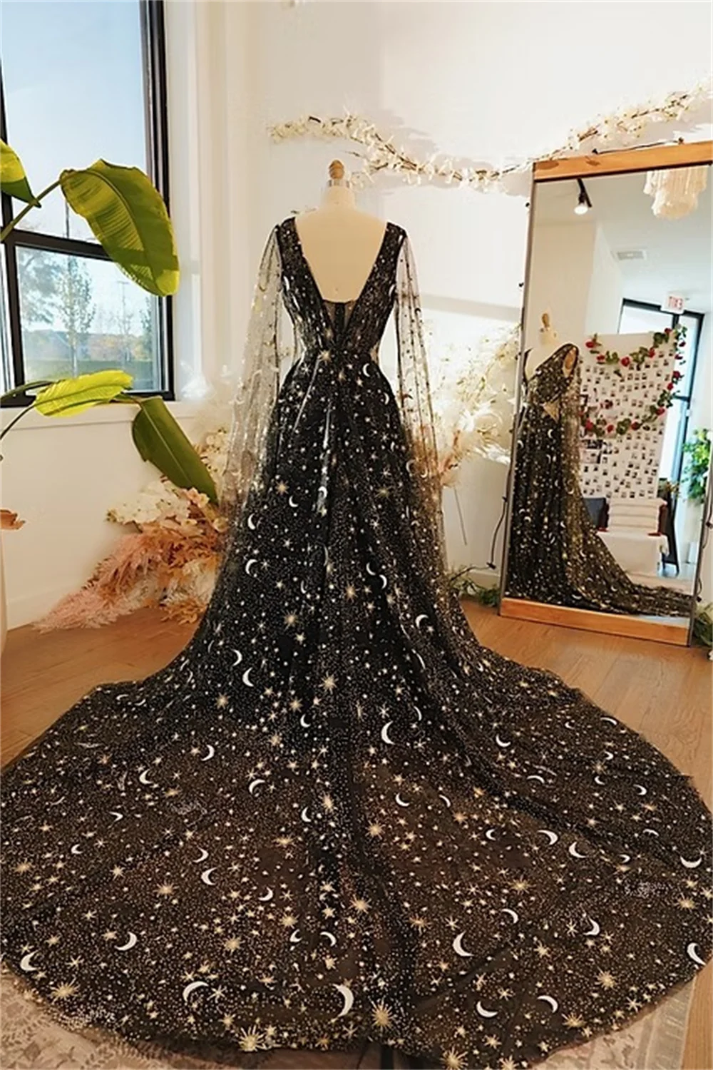 Tokyo Customized Black V-Neckline Wedding Dresses Long Sleeve Backless A-Line Bridal Gowns Court Train Elegant Wedding Gowns