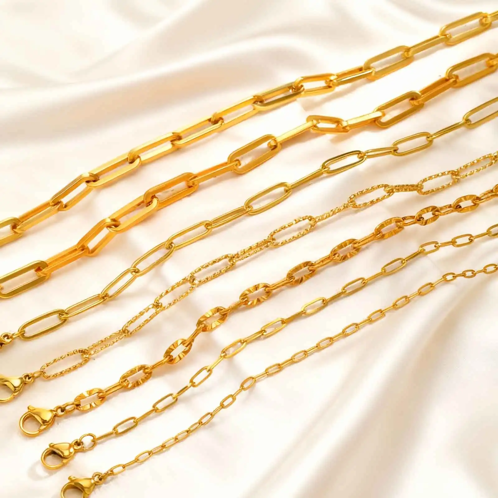 Modische quadratische dünne Gliederkette aus Edelstahl für Damen, goldfarbene Schlüsselbeinkette, minimalistischer klassischer Schmuck