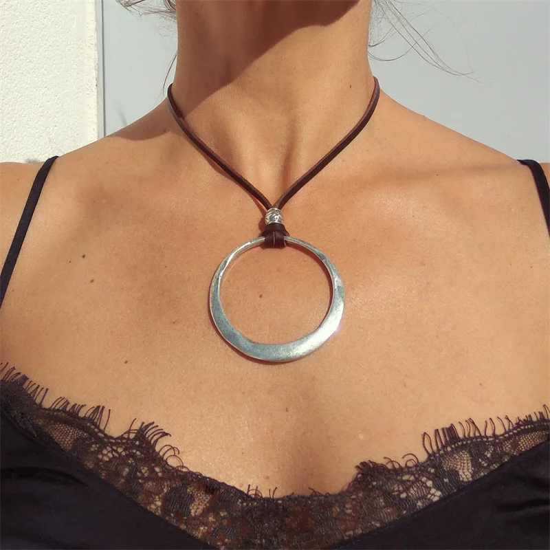 

2023 New Fashion Women Vintage Bohemian Exaggerate Large Hollow-out Round Ring Pendant Leather Rope Choker Necklace Jewerly