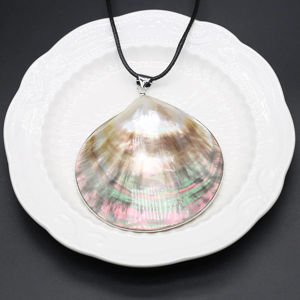 

Elegant Natural Shell Fan Pendant Necklace Rope Chain 60+5cm Beautiful And Charming Women Beach Party Jewelry Gift 75-80MM