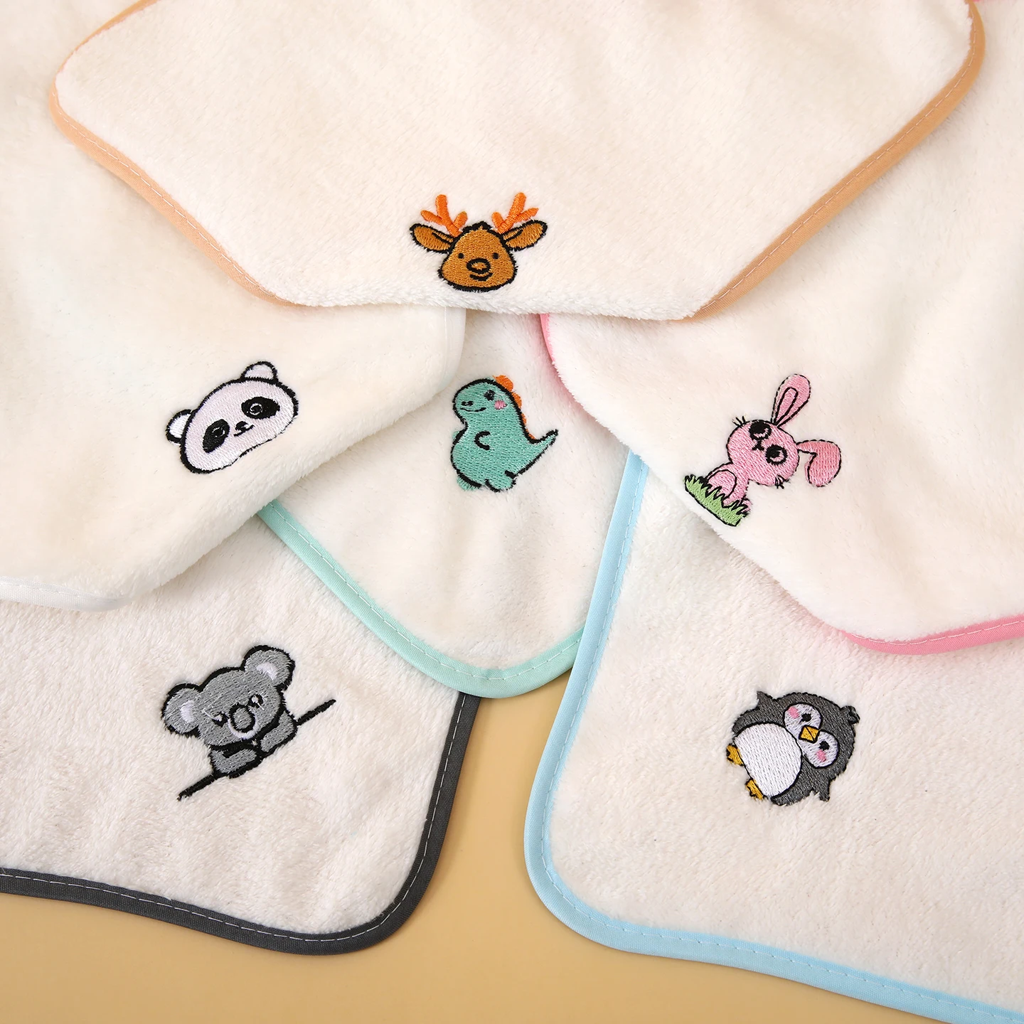 Détail de la texture sans peluche d'une serviette de toilette pour enfant, mettant en avant son pouvoir absorbant.