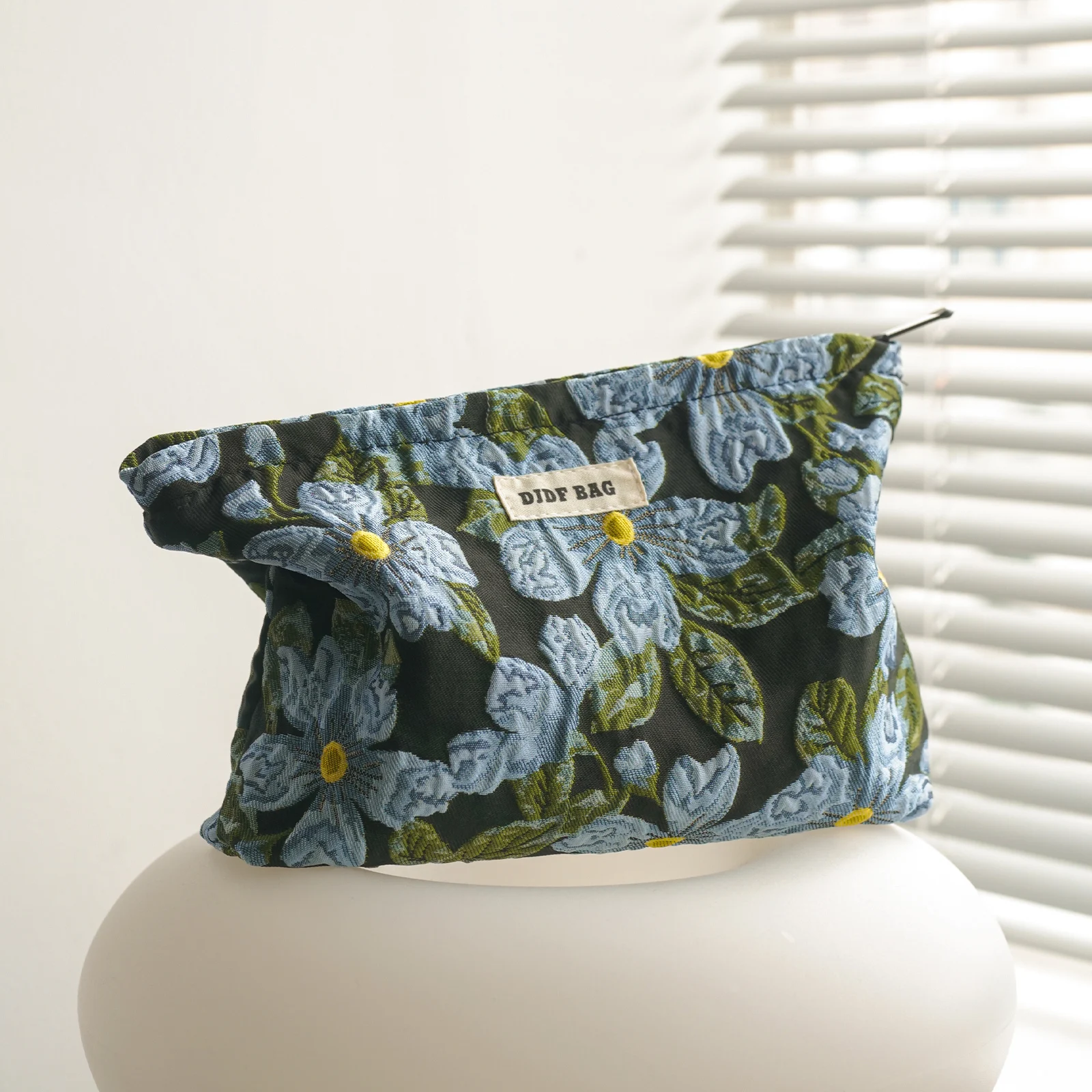 Elegant White Daisy Embroidered Women's Makeup and Accessory Bag