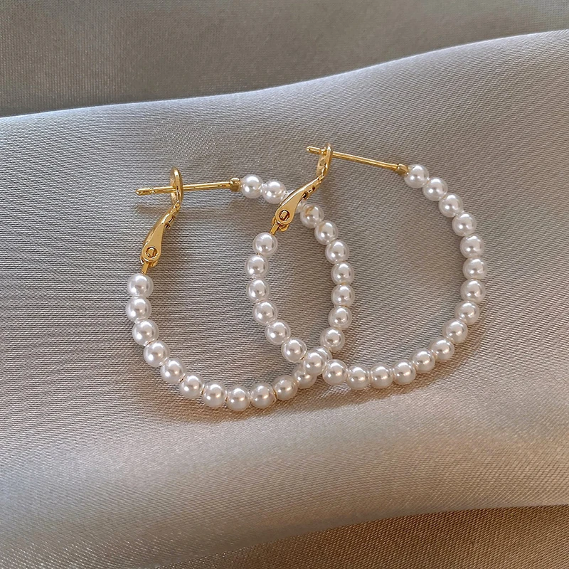 Goldfarbene Perlen, Imitationsperle, kreisförmige Creolen, ein vielseitiges Ohr-Accessoire für Damen-Modeschmuck im Jahr 2025, junges Mädchen – Detail 17
