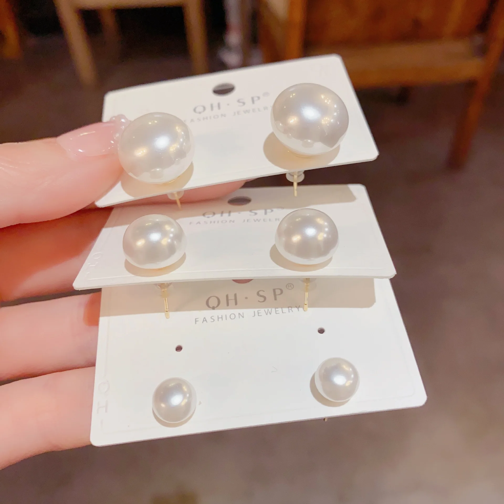

Light luxury flat round imitation pearl earrings for women