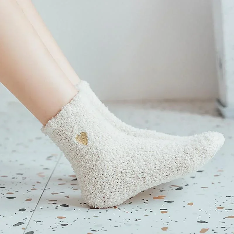 Dicke bedruckte Liebessocken für Damen – warme Wintersocken, niedliche, lässige Plüsch-Schlafsocken für Zuhause, flauschige Korallen-Fußwärmer – Detail 6