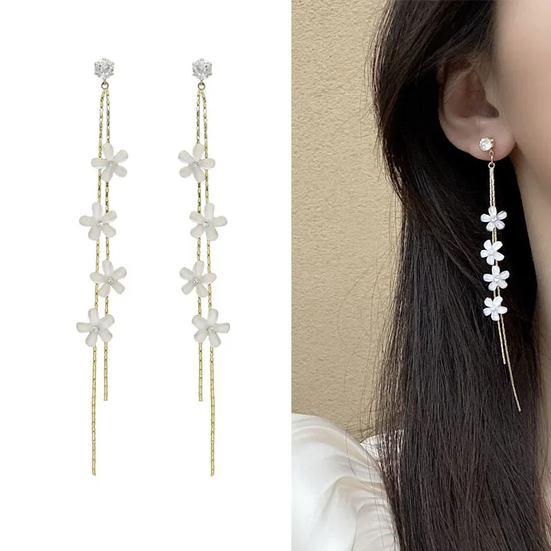 

Korean Temperament Crystal White Flower Ear Clip on Earrings No Hole 2020 New Trendy Long Tassel Petal Clip Earrings No Piercing