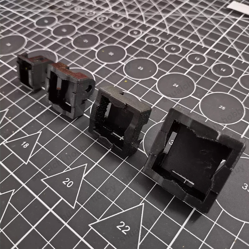 Hélice de drone noire installée sur un moteur, vue de profil, pales incurvées, compatible M10.