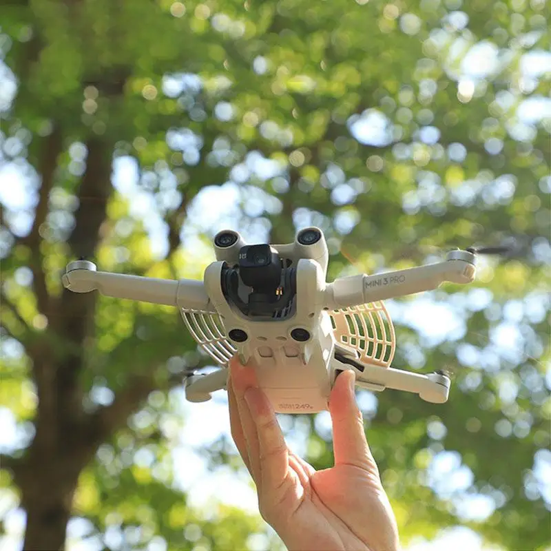 Gros plan sur le protège-mains pour drone DJI Mini 3 Pro, montrant les patins antidérapants et le logo DJI.