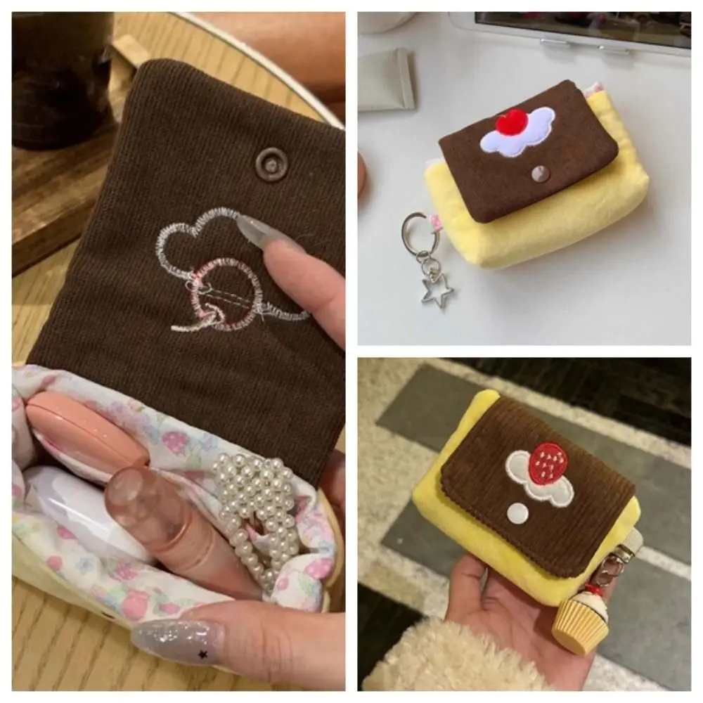 Portamonete Design Pudding di Ciliegie, Mini Pochette in Velluto Morbido con Texture Corduroy, Portafoglio Carino con Ricamo a Torta e Chiusura a Bottone a Pressione - immagine 5