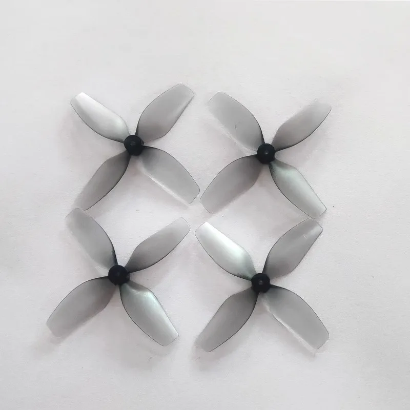 Lot de 4 hélices 2 pouces 4 lames en polycarbonate, idéales pour drone FPV micro, posées sur une surface.