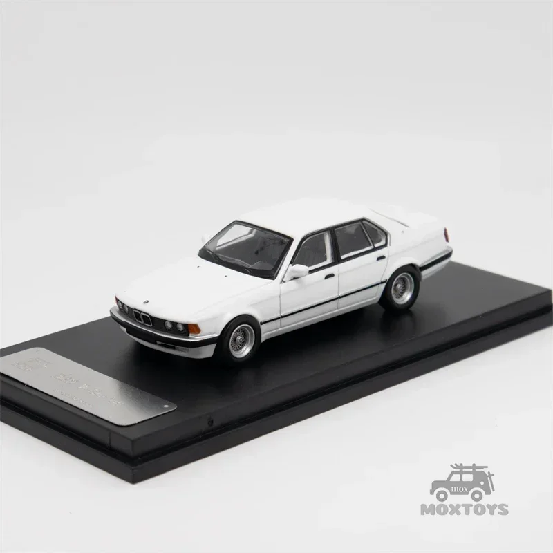 DCM 1:64 E32 7-Series Sedan limited500 Diecast Model Car