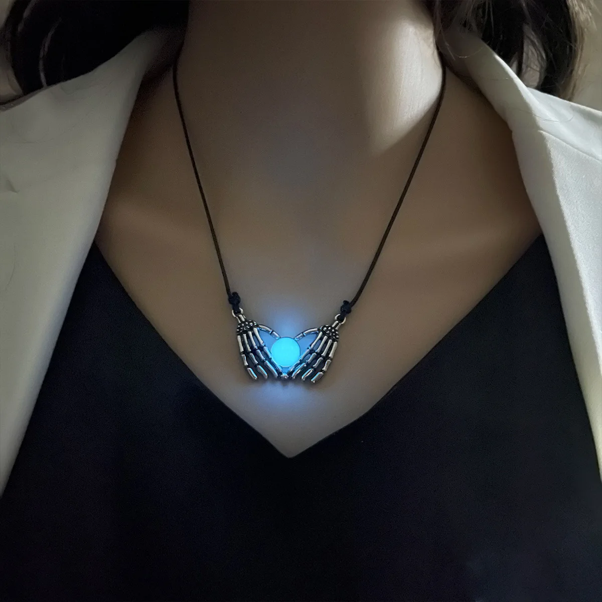 

Halloween Necklace Gothic Skeleton Hand Heart Shaped Claw Palm Choker Holding The Luminous Bead In Hand Pendant Necklace Decor