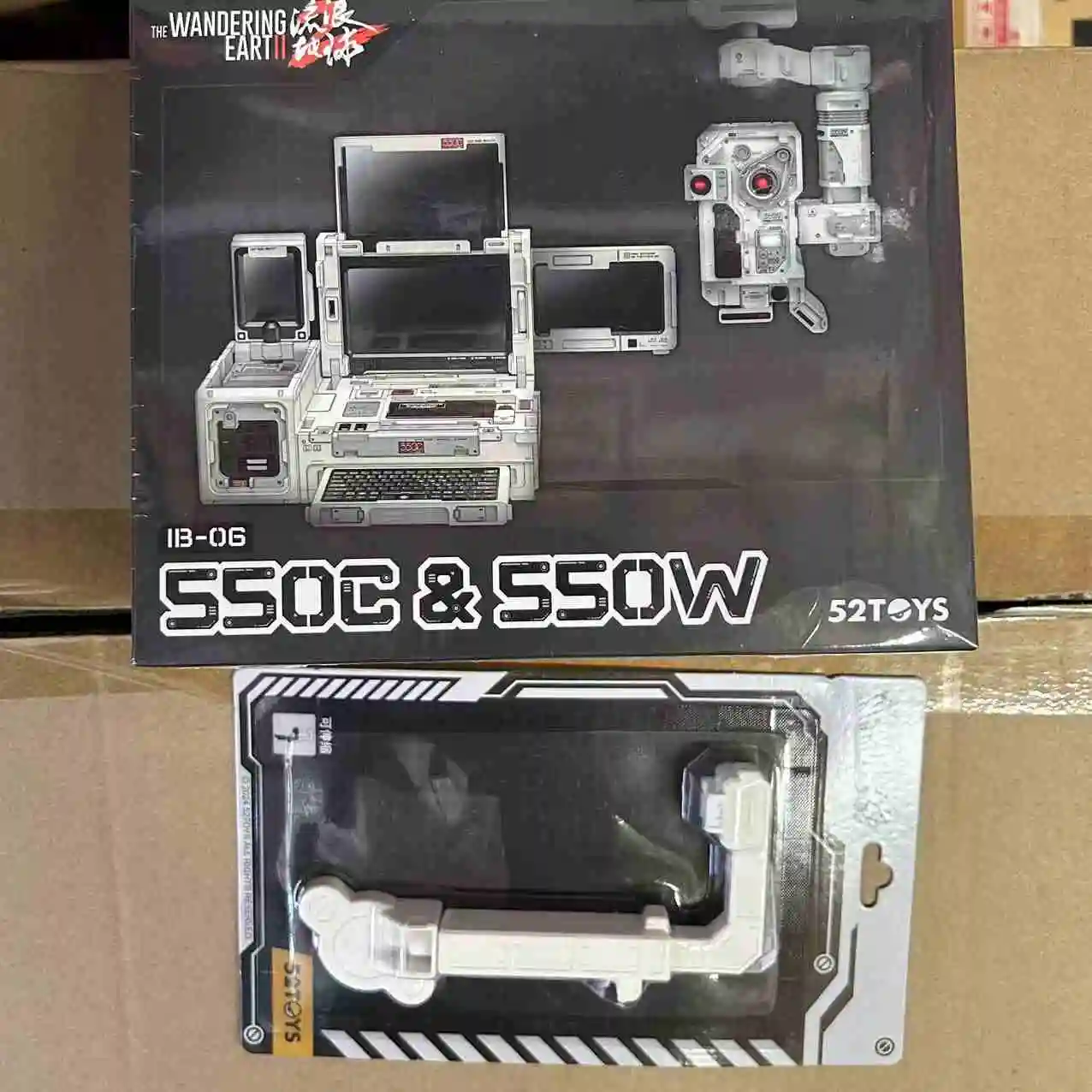 thumbnail image 1 of En stock 52toys Ib-06 550c y 550w Robot de deformación, conversión en mecha y cubo, figura de acción, juguete de regalo coleccionable, 1 of 5
