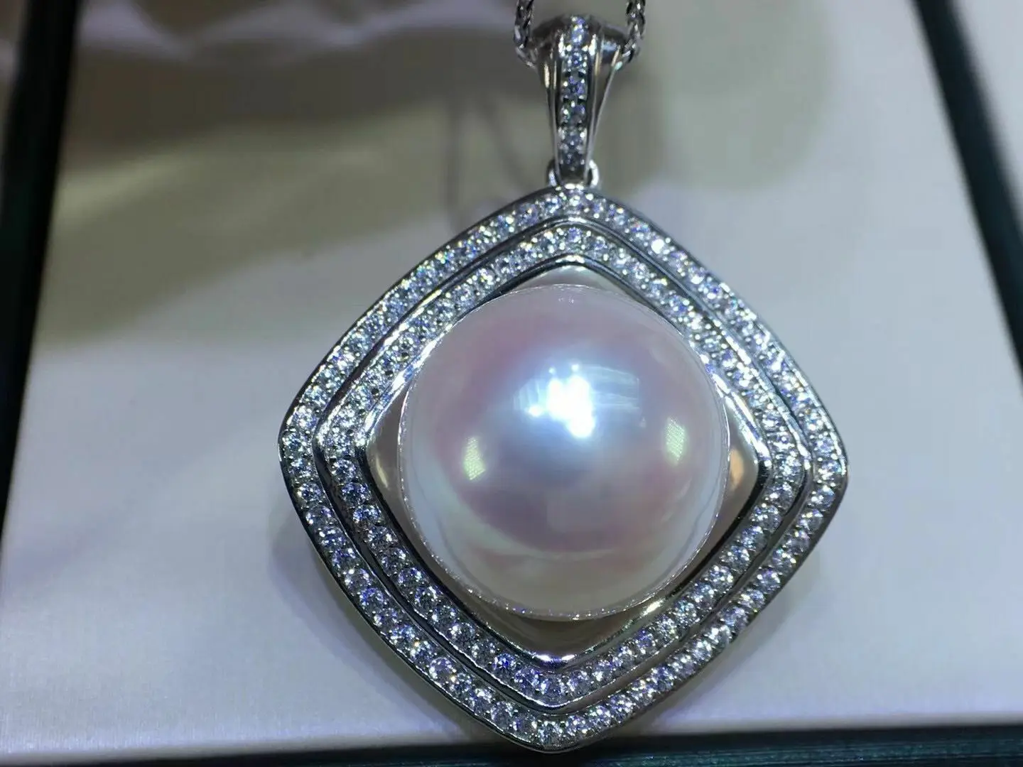 

Huge 11-12mm South Sea Round White Pearl Pendant 925s