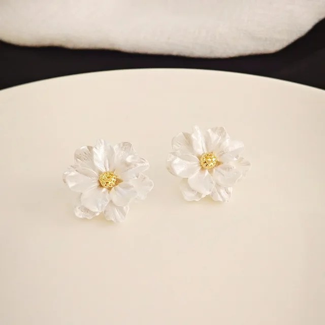 Big White Camellia Flower Stud Earring for Women Girls French Retro Elegant Korean Sweet Resin Ear Wedding Party Jewelry Gift