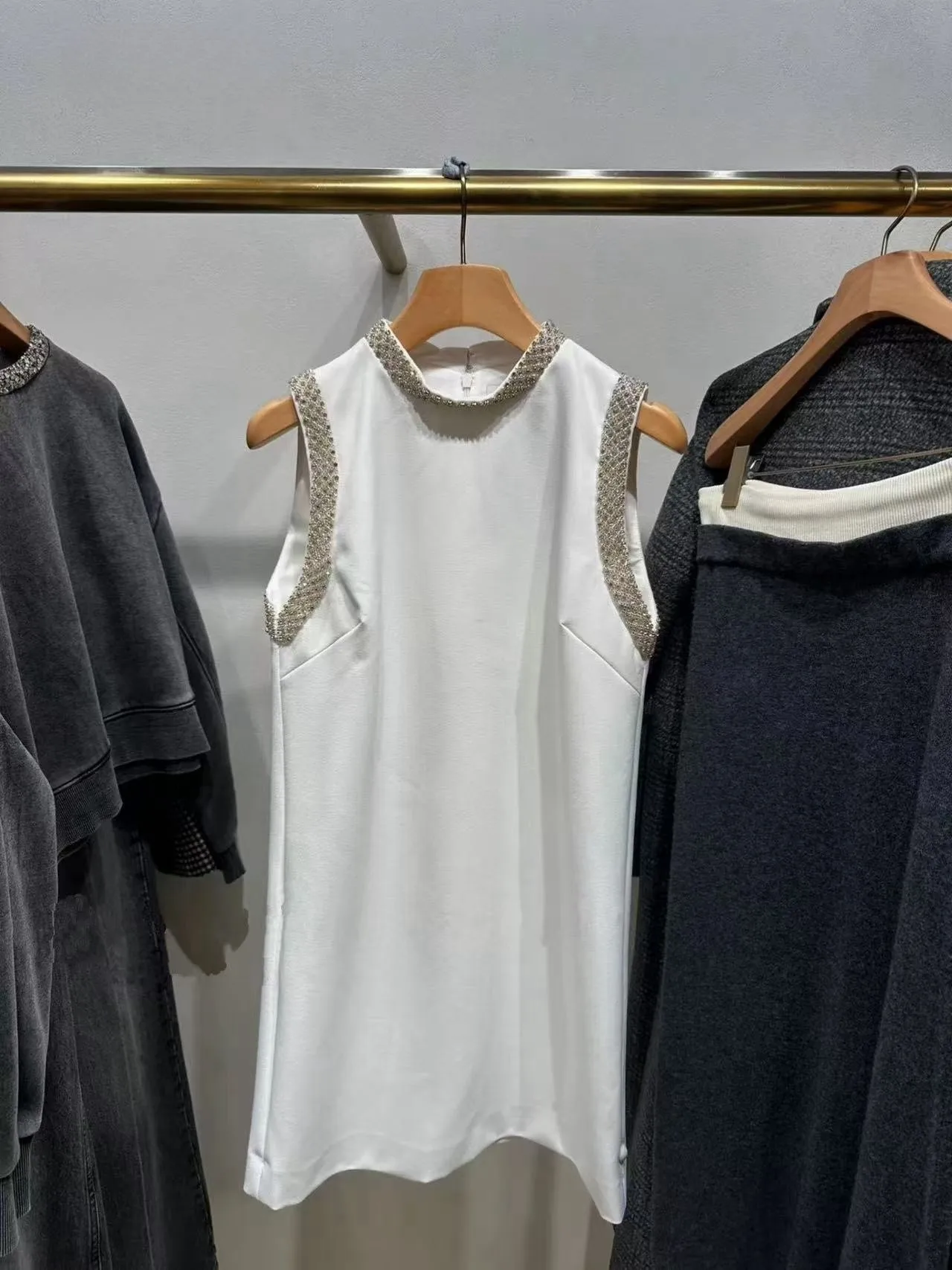 Slim Fit Long Pleated Off-Shoulder Dress Adorned with Diamonds for an Elegant and Sophisticated Look