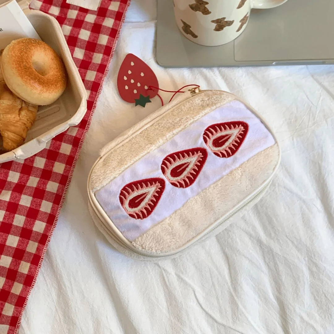 Erdbeer-Sandwich-Kosmetiktasche, tragbar, großes Fassungsvermögen, multifunktional, Plüsch-Toiletten- und Kosmetiktasche für Damen_voghion.com