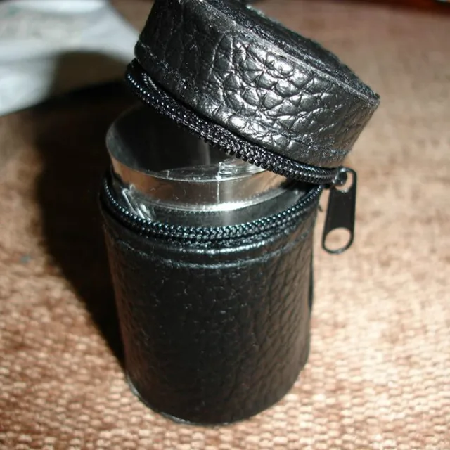 휴대용 PU 커버와 함께 제공되는 30ml 스테인레스 스틸 와인 컵