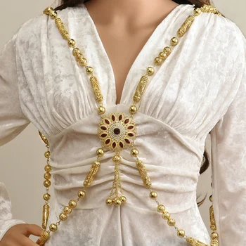 Un stile mediorientale marocchino gioielli da sposa per il corpo realizzato a mano con fascia da sposa placcata in oro che accessora la schiena con una collana lunga