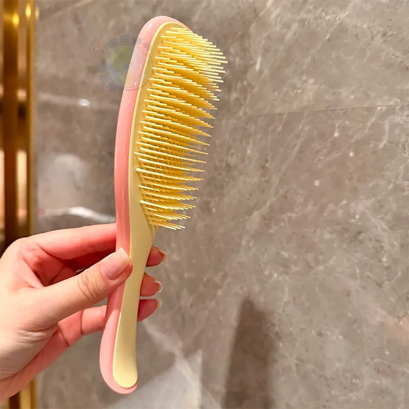 Comb long handle combs to prevent knots and reduce restlessness. Comb to the end