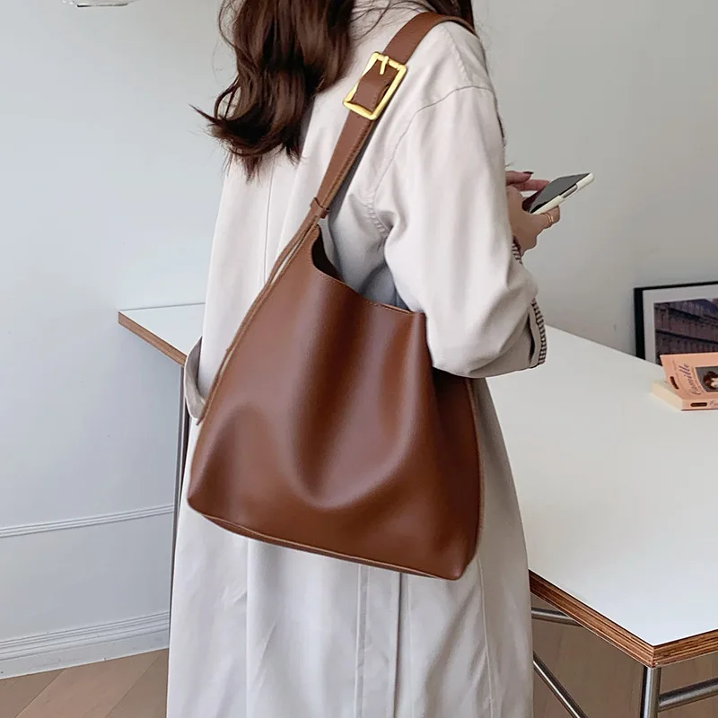 New women's large capacity bucket bag, fashionable and avant-garde, casual retro, crossbody bag, multifunctional shoulder bag