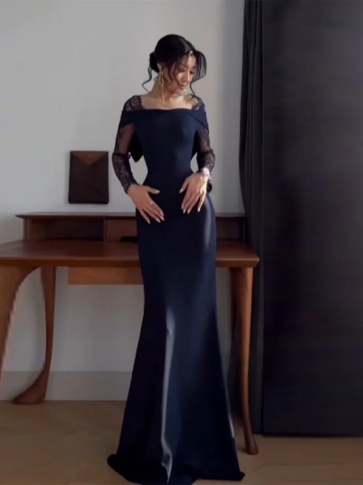 فستان بني طويل بتفاصيل دانتيل وظهر مفتوح