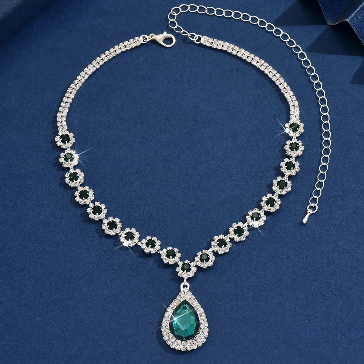 Detalhe da corrente e do pingente do colar