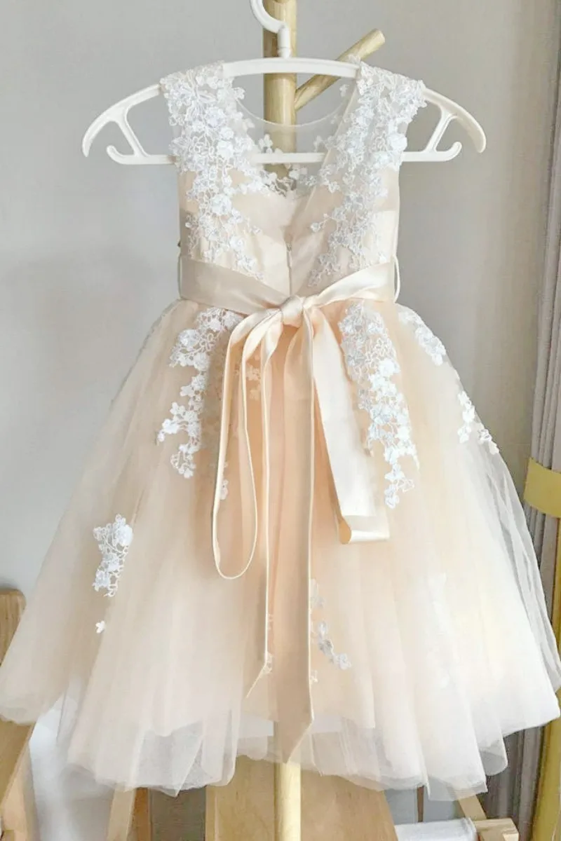 

Champagne Flower Girl Dress Elegant Tulle Features With Crew Neck Lace Appliques Satin Sash Fit Wedding Party Birthday Gowns