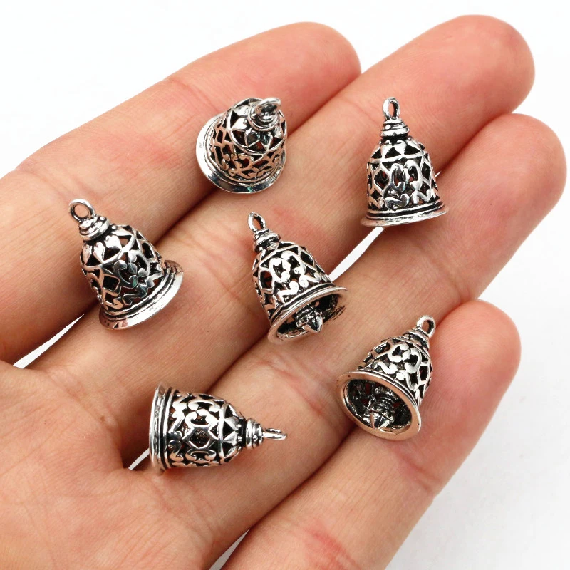 10pcs 15x12mm 골동품 청동 실버 도금 황동 소재 레트로 중공 벨 참 펜던트 목걸이 결과