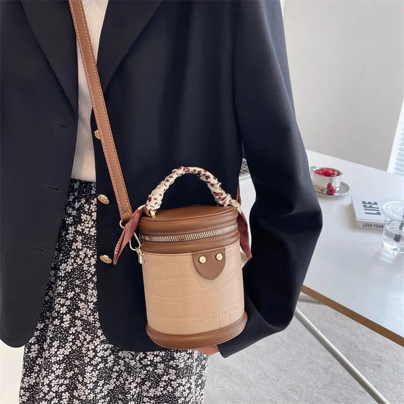 Niche Design Bag Women's 2022 Spring and Summer Explosion Style Fashion Net  Red One-Shoulder Messenger Bag Portable Bucket Bag - AliExpress